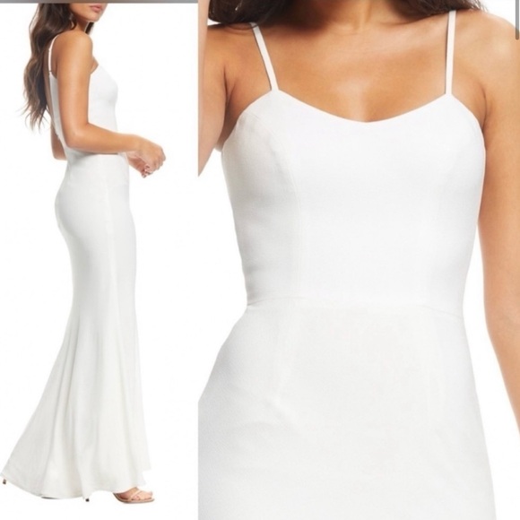 Timeless, classic long white wedding dress with small trail - Picture 1 of 9